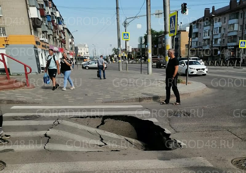 Новый провал: на этот раз в самом центре Липецка Новый провал: на этот раз в самом центре Липецка