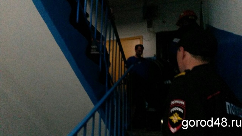 Спасатели сумели пробиться в квартиру, из которой распространялся газ Спасатели сумели пробиться в квартиру, из которой распространялся газ