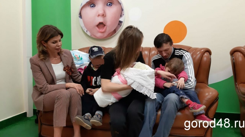 Героиню истории с брошенными детьми выписали из роддома Героиню истории с брошенными детьми выписали из роддома