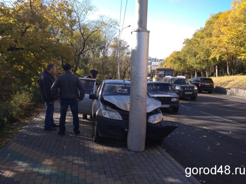 На Петровском спуске «Лада Гранта» врезалась в столб На Петровском спуске «Лада Гранта» врезалась в столб