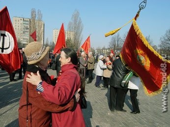 В Липецке сыграли коммунистическую свадьбу В Липецке сыграли коммунистическую свадьбу