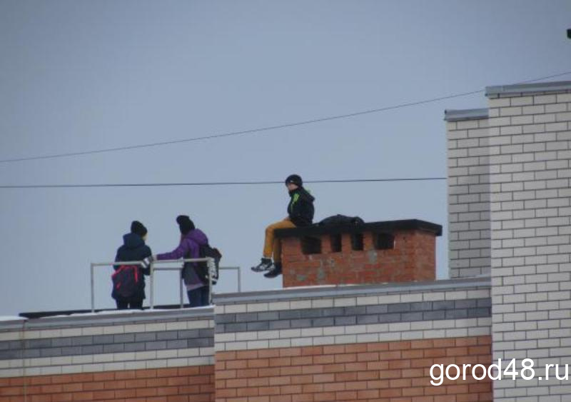 Липчане сообщили спасателям о подростках на крыше шестнадцатиэтажки Липчане сообщили спасателям о подростках на крыше шестнадцатиэтажки