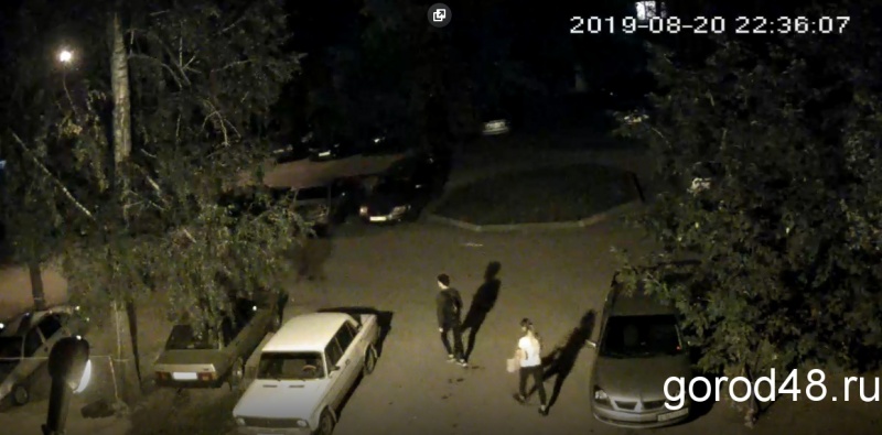 Парень и девушка поджигали мусорные контейнеры на улице Космонавтов Парень и девушка поджигали мусорные контейнеры на улице Космонавтов