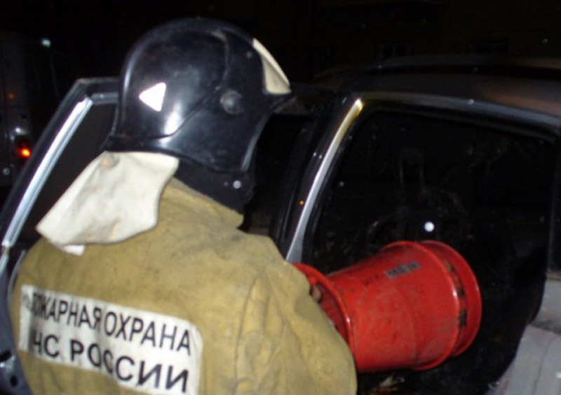 На улице Циолковского в три часа ночи пожарные тушили автомобиль На улице Циолковского в три часа ночи пожарные тушили автомобиль