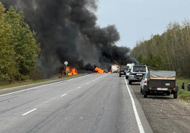 Подробности аварии у Бруслановки: на дороге после столкновения загорелись грузовики 