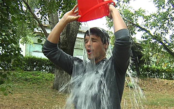 До Липецка докатился "ледяной флешмоб" ice bucket challenge До Липецка докатился "ледяной флешмоб" ice bucket challenge