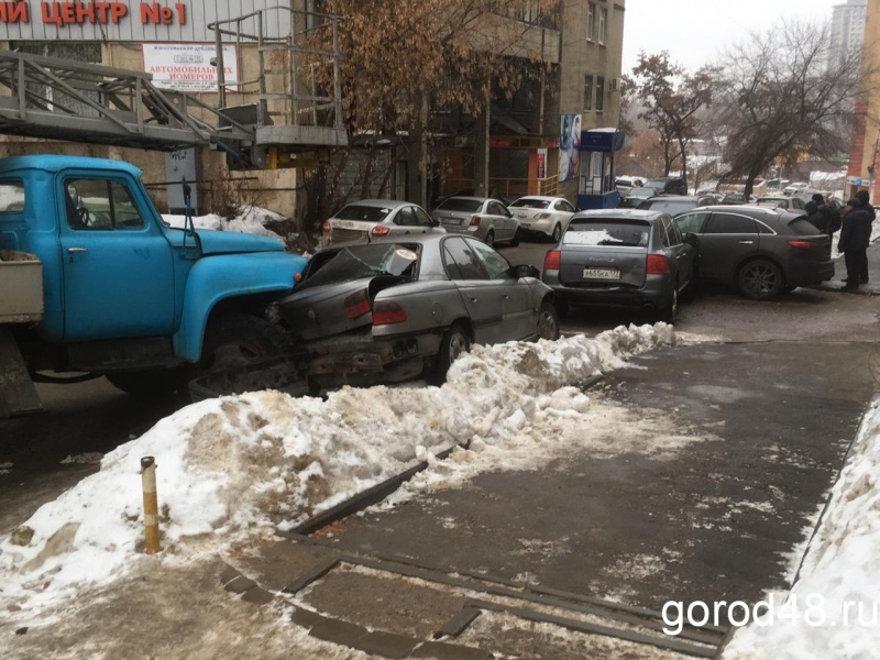 На улице Коммунальной автовышка врезалась в люксовые машины На улице Коммунальной автовышка врезалась в люксовые машины