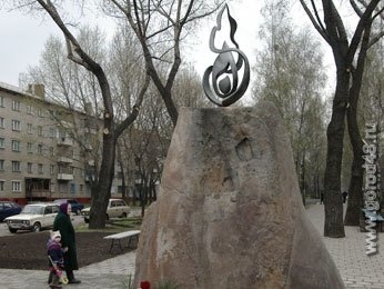 Вандалы осквернили памятник маслом, счетами и чайником Вандалы осквернили памятник маслом, счетами и чайником
