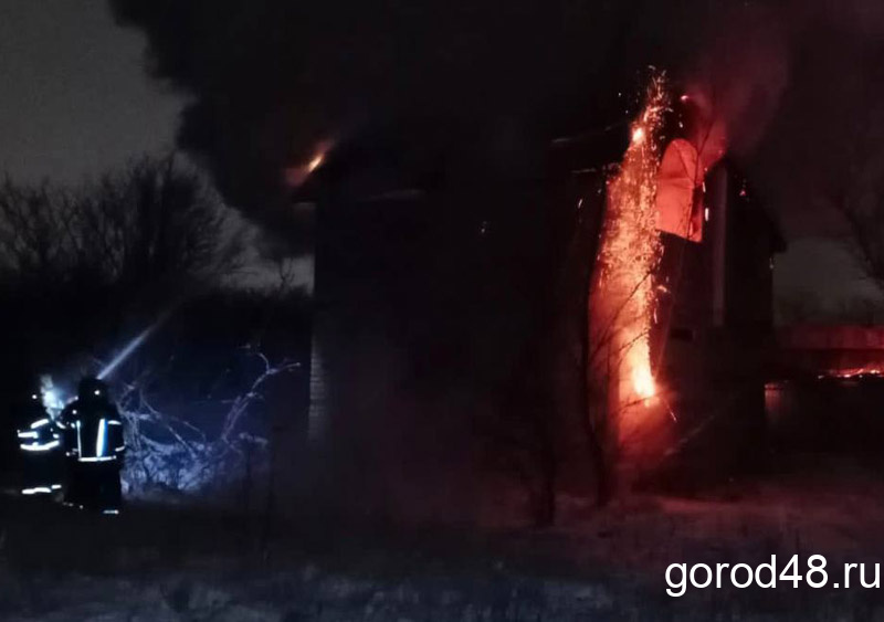 В Елецком районе неизвестный умышленно поджёг три дачных домика