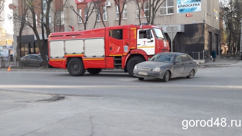 Пожарный автомобиль и легковушка столкнулись в центре Липецка Пожарный автомобиль и легковушка столкнулись в центре Липецка