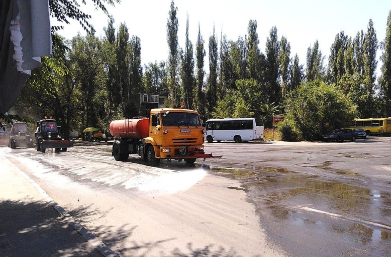 Улицы города моют даже в дождь Улицы города моют даже в дождь