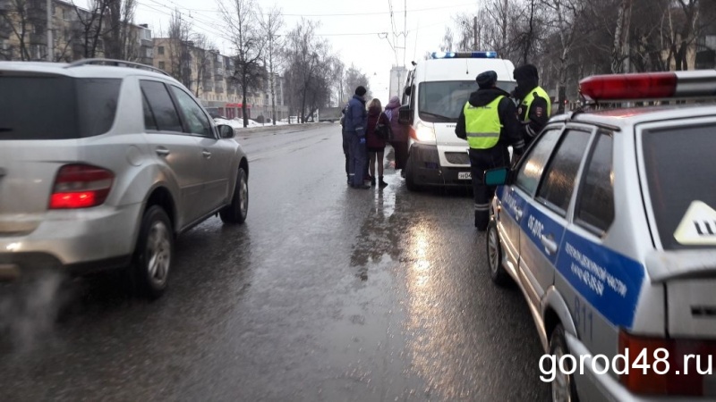 На улице Терешковой автомобиль «Ниссан» сбил женщину На улице Терешковой автомобиль «Ниссан» сбил женщину