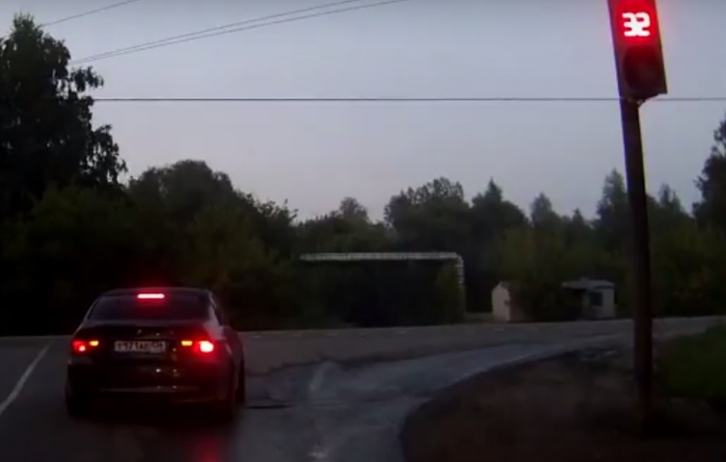 Седан с воронежскими номерами грубо нарушил ПДД в Липецке Седан с воронежскими номерами грубо нарушил ПДД в Липецке
