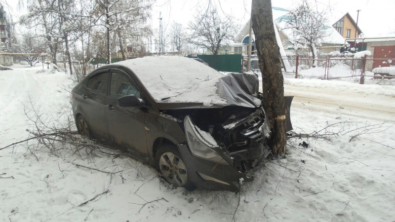 Легковушка врезалась в дерево Легковушка врезалась в дерево