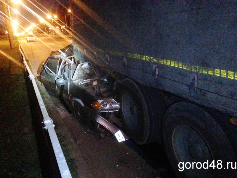 Водитель и пассажиры влетевшего под КамАЗ автомобиля госпитализированы Водитель и пассажиры влетевшего под КамАЗ автомобиля госпитализированы