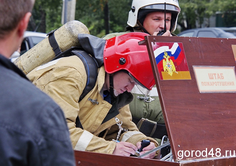 В многоэтажном доме горела квартирная дверь В многоэтажном доме горела квартирная дверь