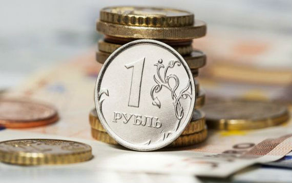 В ЕС предложили запретить операции с рублем В ЕС предложили запретить операции с рублем