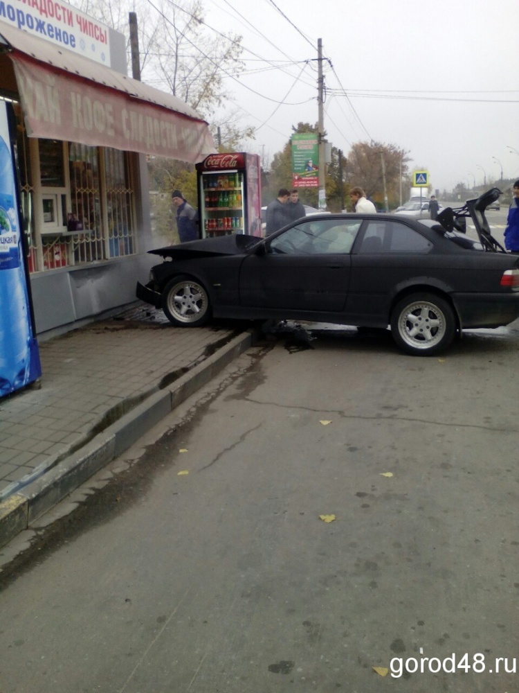 В Липецке автомобиль врезался в киоск В Липецке автомобиль врезался в киоск