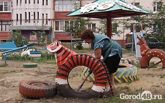 Липчанка, которая победила в конкурсе "Липецкий дворик", сама выкорчевывает украшения Липчанка, которая победила в конкурсе "Липецкий дворик", сама выкорчевывает украшения