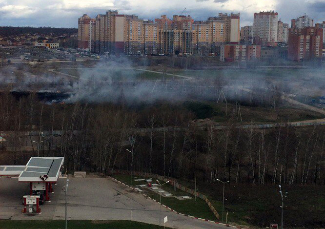 В Липецке горит сухая трава в районе автозаправки В Липецке горит сухая трава в районе автозаправки