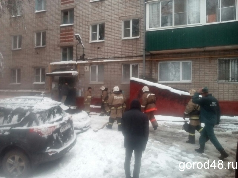 В Липецкой многоэтажке горел мусор В Липецкой многоэтажке горел мусор