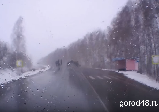 С тягача на трассе под Липецком свалился каток С тягача на трассе под Липецком свалился каток