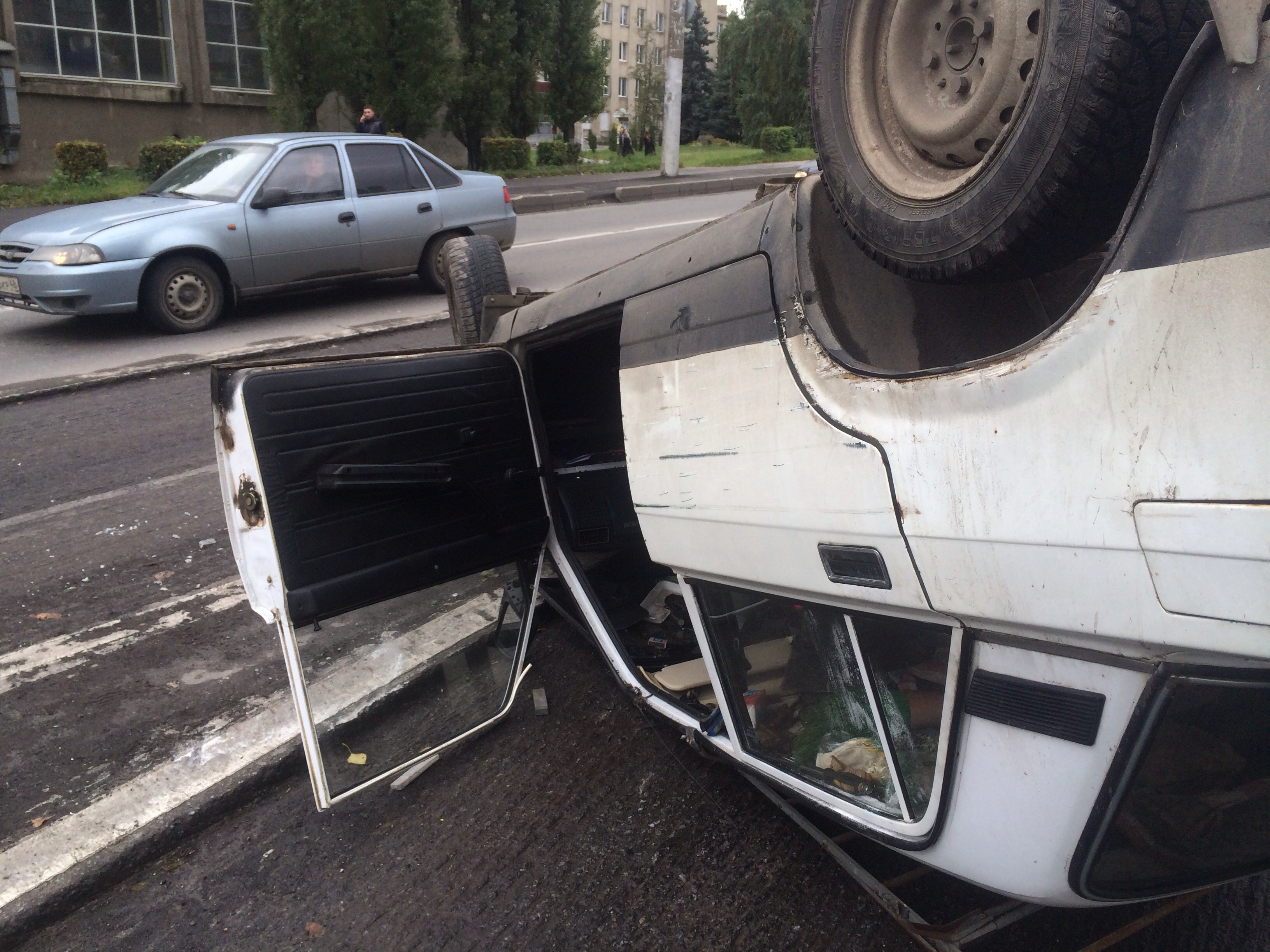 Перевернутая семерка. Семерка перевертыш. Разбитая ваз 2107 зимой вишневая. Перевернутая 7. Дтп в красноперекопском районе города ярославля.