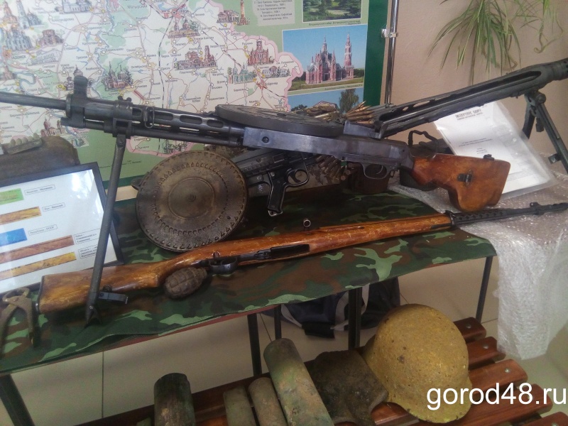 Гимназистам показали находки поисковиков Гимназистам показали находки поисковиков