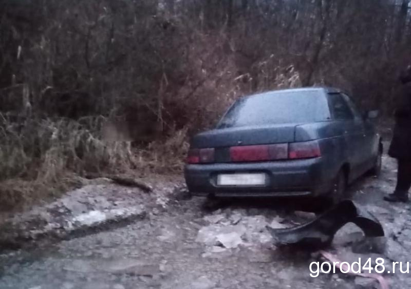 Спасатели помогли 25-летней липчанке вызволить автомобиль из грязевого болота Спасатели помогли 25-летней липчанке вызволить автомобиль из грязевого болота
