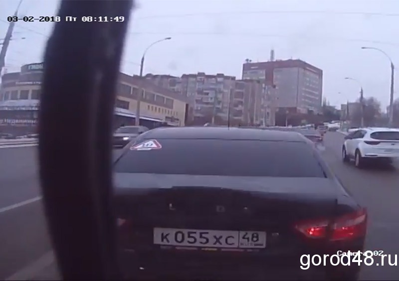 В сети появилось видео курьезного ДТП в Липецке В сети появилось видео курьезного ДТП в Липецке