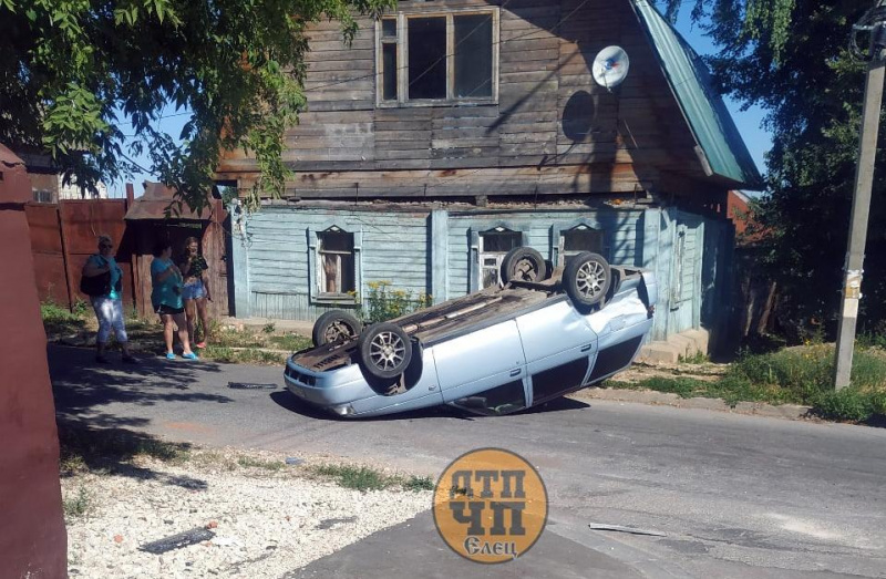 В Ельце перевернулся автомобиль В Ельце перевернулся автомобиль