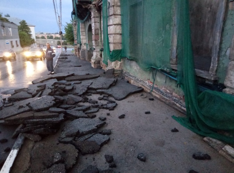 По улицам Ельца поплыл старый асфальт По улицам Ельца поплыл старый асфальт