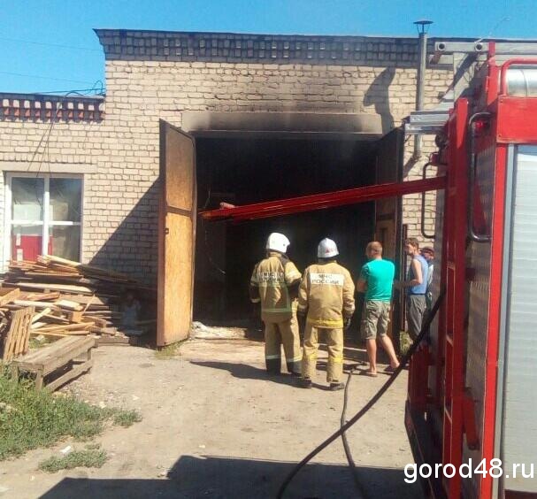 В Липецке из-за короткого замыкания заполыхал автосервис В Липецке из-за короткого замыкания заполыхал автосервис