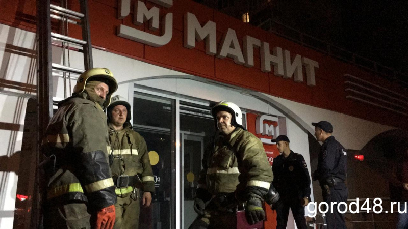 В «Магните» на улице Водопьянова загорелась кровля В «Магните» на улице Водопьянова загорелась кровля
