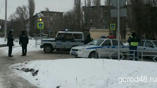 В липецкой школе обнаружена коробка с проводами В липецкой школе обнаружена коробка с проводами