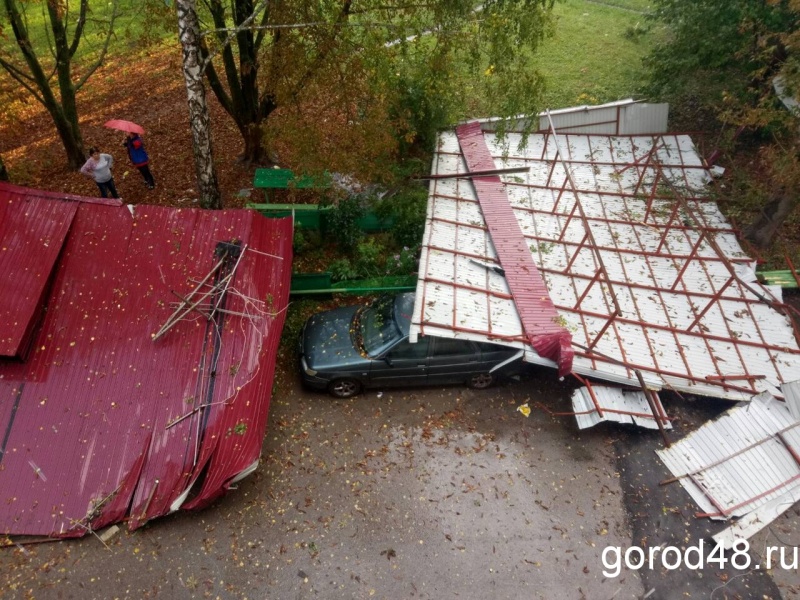 Во время грозы в Лебедяни с пятиэтажного дома снесло крышу Во время грозы в Лебедяни с пятиэтажного дома снесло крышу