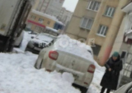 В Чебоксарах на машину с людьми упала снежная глыба