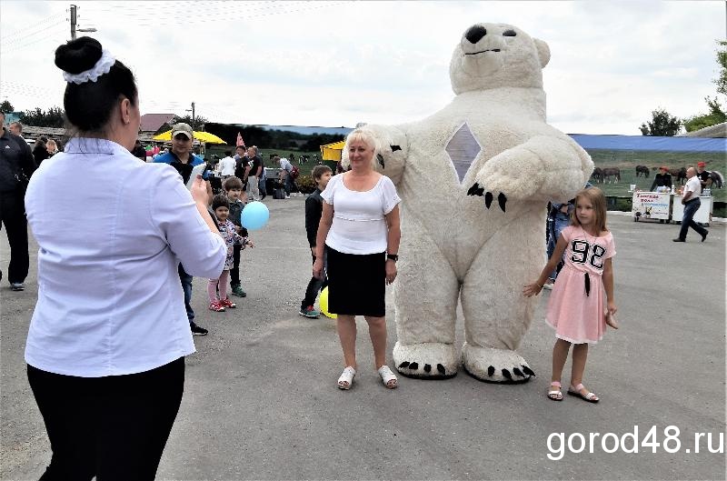 Липчанам на Дне животновода предъявили… белого медведя! Липчанам на Дне животновода предъявили… белого медведя!