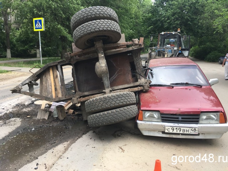 В Студенческом городке емкость с битумом отцепилась от грузовика и опрокинулась на «Вольво» и «ВАЗ» В Студенческом городке емкость с битумом отцепилась от грузовика и опрокинулась на «Вольво» и «ВАЗ»