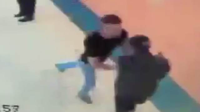 В Екатеринбурге в торговом центре мужчина напал на подростка-инвалида В Екатеринбурге в торговом центре мужчина напал на подростка-инвалида