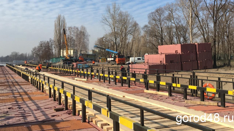 Сегодня Зеленый остров и Центральный пляж соединит понтонный мост, «горба» на нем нет Сегодня Зеленый остров и Центральный пляж соединит понтонный мост, «горба» на нем нет