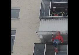 Липецкие пожарные спасли сидевшую на крыше балкона девушку