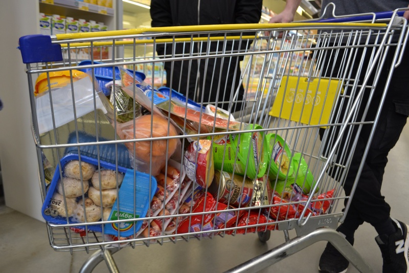 Волонтёры набрали в магазине тележку просроченных продуктов Волонтёры набрали в магазине тележку просроченных продуктов
