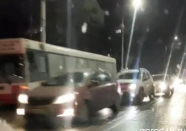 На улице Космонавтов «Шкода» врезалась в автобус 345-го маршрута 