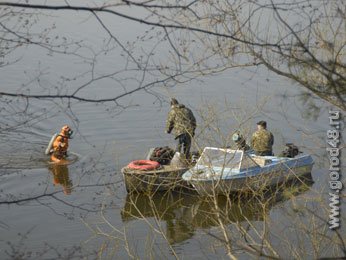 Спасатели достали из воды двух человек Спасатели достали из воды двух человек
