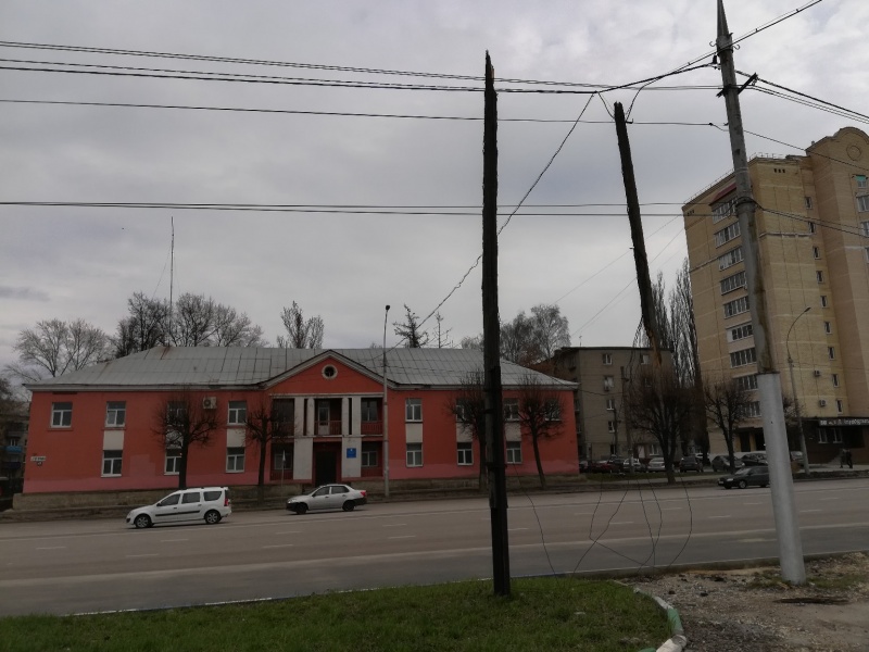 В Липецке на проводах повис столб В Липецке на проводах повис столб