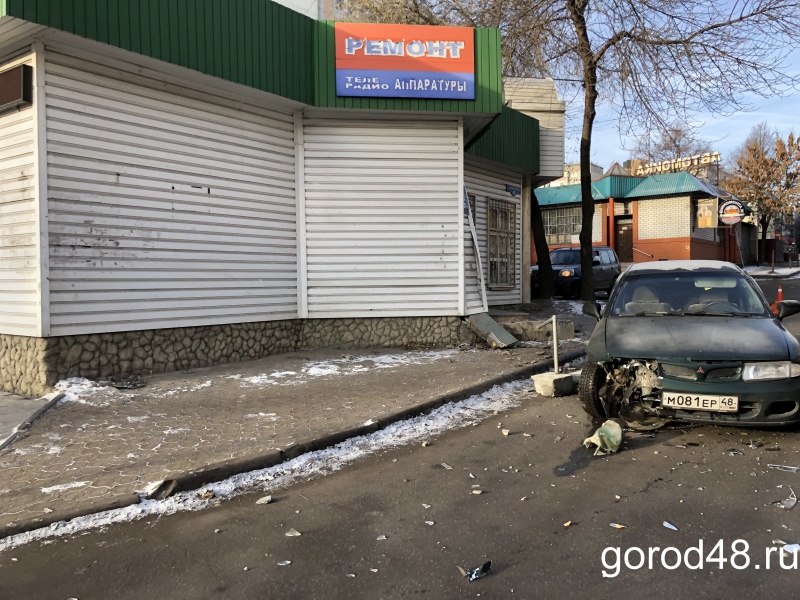 В Липецке легковушка врезалась в здание В Липецке легковушка врезалась в здание