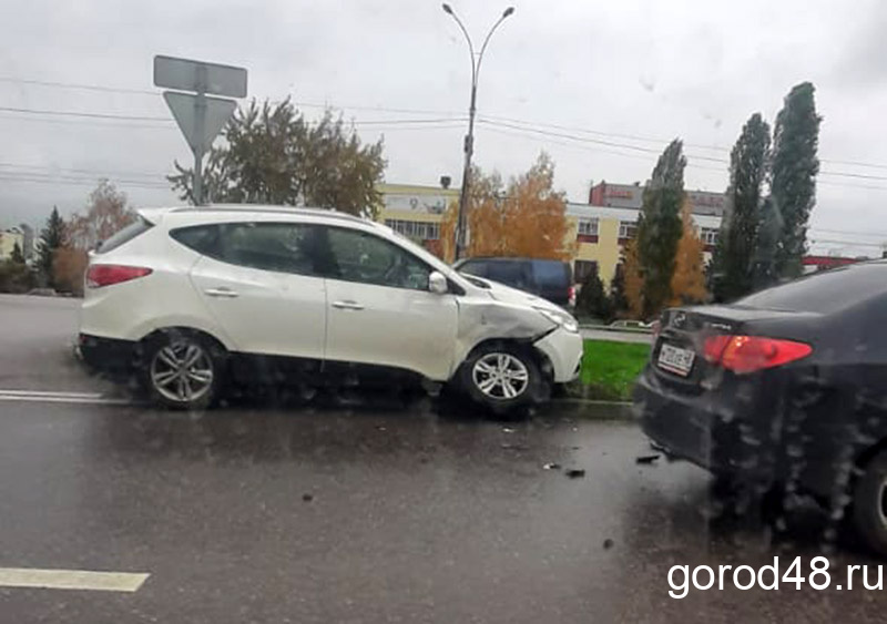 У «Хендая» вырвало колесо на улице Катукова