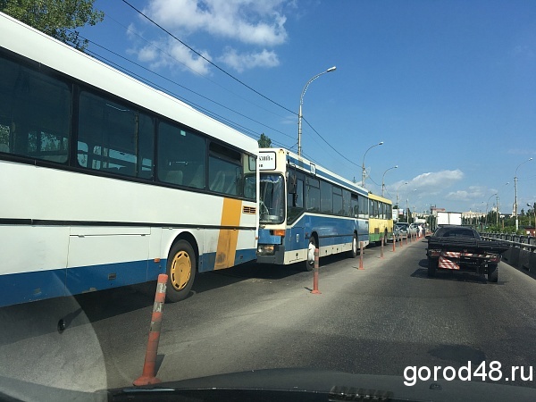 Пробку на Петровском мосту растащили тягачом за 20 минут Пробку на Петровском мосту растащили тягачом за 20 минут