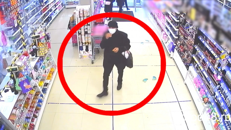 Камера наблюдения записала сверхнаглость - на глазах покупателей вор забрал выручку из кассы магазина